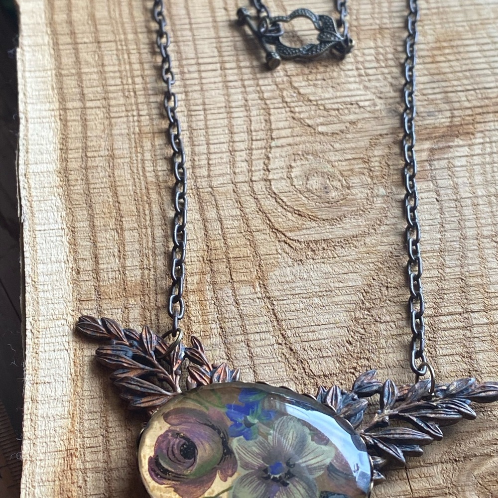 Vintage Floral Pendant Necklace with Leaf Accents - Picture 4 of 4